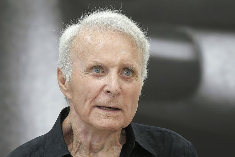 Robert Conrad telesarjast Metsik metsik lääs poseerib fotograafidele 2013. aasta Monte Carlo televisioonifestivali ajal Monacos.