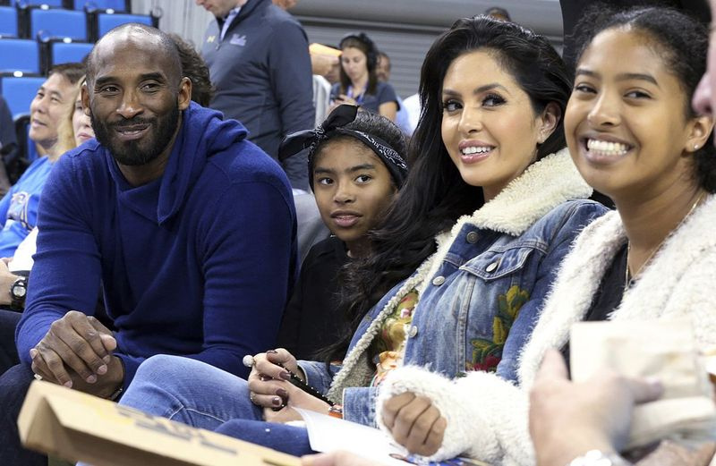 În această fotografie de fișier din 21 noiembrie 2017, legenda Los Angeles Lakers, Kobe Bryant (din stânga), fiica sa Gianna Maria-Onore Bryant, soția Vanessa și fiica Natalia Diamante Bryant sunt văzute înaintea unui meci de baschet feminin al colegiului NCAA dintre Connecticut și UCLA , în Los Angeles.