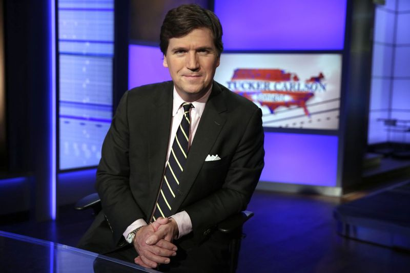 Tucker Carlson, animateur de Tucker Carlson Tonight, pose pour une photo dans un studio de Fox News Channel à New York en 2017.