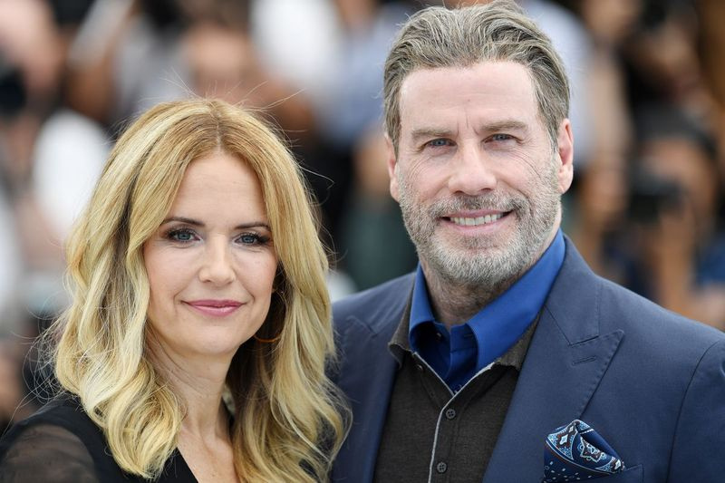 Kelly Preston morreu aos 57 anos de câncer de mama. Ela manteve sua saúde privada, tendo lutado contra o câncer de mama por dois anos. Nesta foto de arquivo, Preston e seu marido John Travolta participam do photocall para Rendezvous With John Travolta - Gotti durante o 71º Festival de Cinema de Cannes anual no Palais des Festivals em 15 de maio de 2018 em Cannes, França.