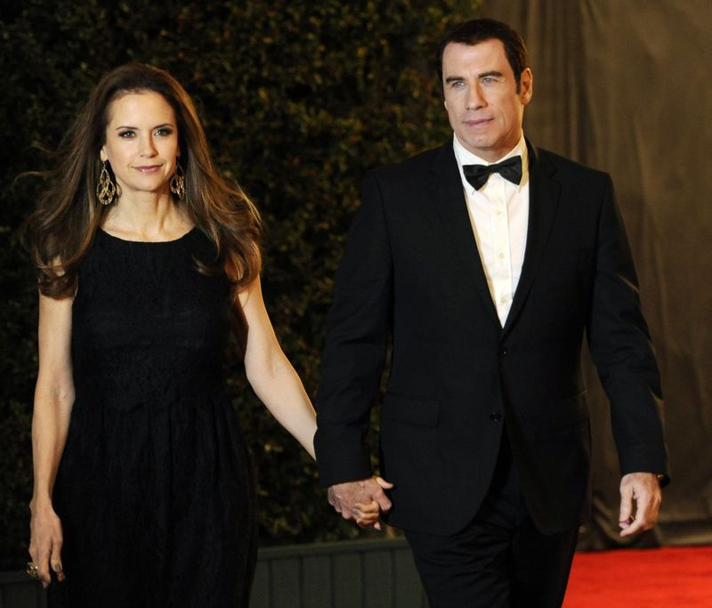 A atriz Kelly Preston, seu marido John Travolta, chega ao prêmio Governors Awards de 2011 da Academy of Motion Picture Arts and Sciences em Los Angeles.