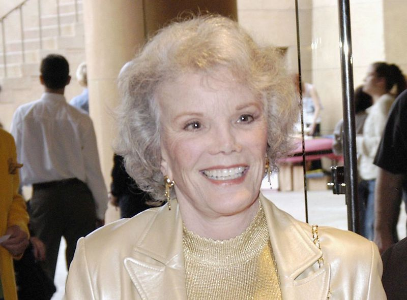 La actriz Nanette Fabray llega al adelanto del documental Broadway: The Golden Age el 24 de junio de 2003 en Hollywood, California. | Dan Steinberg / Getty Images
