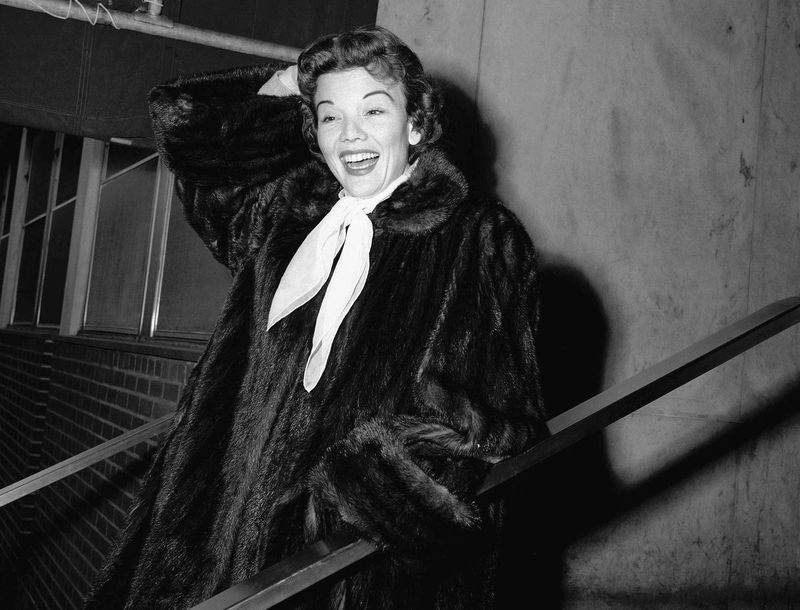 En esta fotografía de archivo del 10 de diciembre de 1955, la actriz Nanette Fabray posa al salir del hospital Mt. Sinai en Nueva York. | Foto / Archivo AP