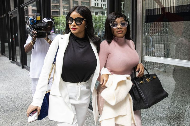 Joycelyn Savage (vänster) och Azriel Clary går ut ur Dirksen Federal Courthouse efter att R. Kelly beordrades hållen utan borgen tisdag eftermiddag den 16 juli 2019.