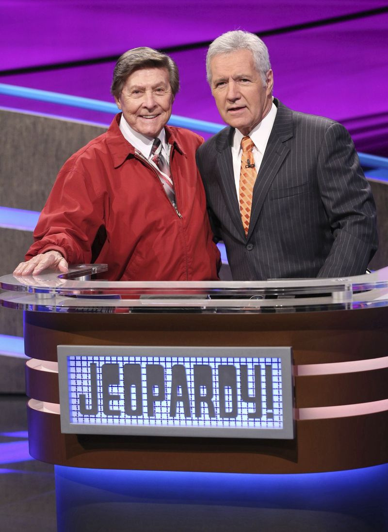 voditelj Alex Trebek se pojavi na snemanju filma Jeopardy! Gilbert je s Trebekom delal 37 let in ni hotel nadaljevati, potem ko je izgubil svojega občudovanega kolega.