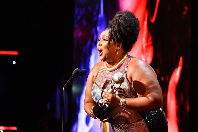Lizzo accetta il premio Entertainer of the Year sul palco durante il 51° NAACP Image Awards sabato sera.