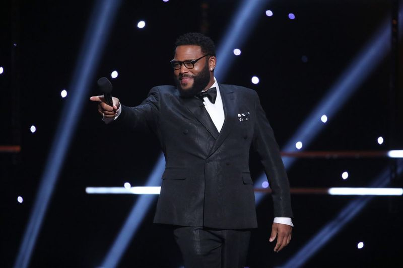 Il presentatore Anthony Anderson parla sul palco durante il 51° NAACP Image Awards. L