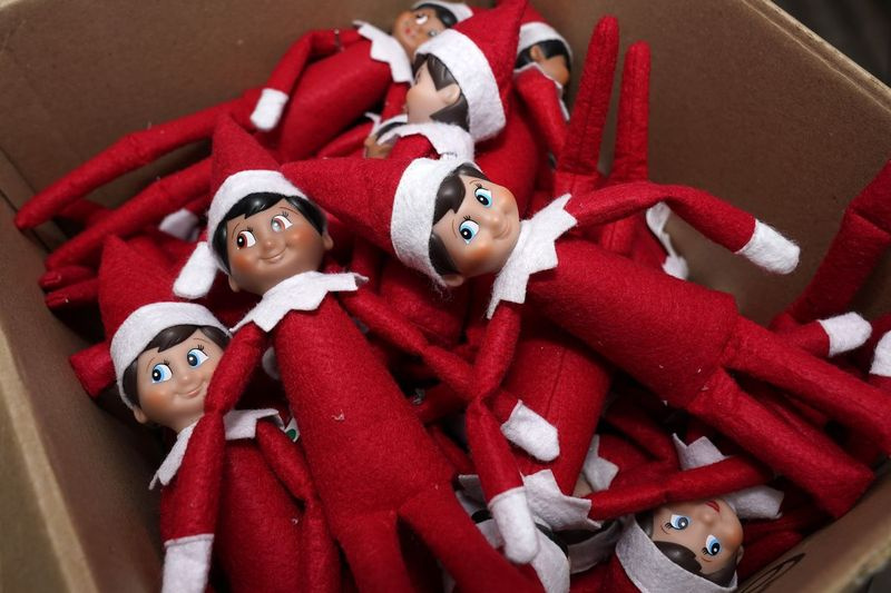 Angka Elf on the Shelf dilonggokkan dalam kotak di studio syarikat itu Khamis, 27 Ogos 2020, di Atlanta. Santa mungkin mempunyai lebih sedikit mata di rumah pada musim Krismas 2021 selepas seorang hakim — secara berseloroh — mengharamkan Bunian di Rak.