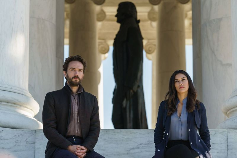 Tom Mison ja Janina Gavankar Columbia Sleepy Hollow neljanda hooaja esmaesituses, 6. jaanuaril FOX-is. | 2017 Fox Broadcasting Co.