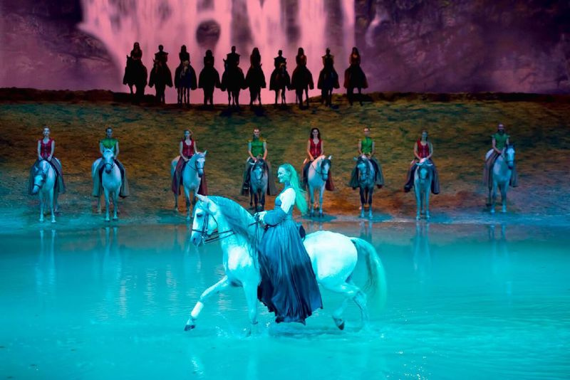 Elise Verdoncq et son cheval naviguent sur les eaux d