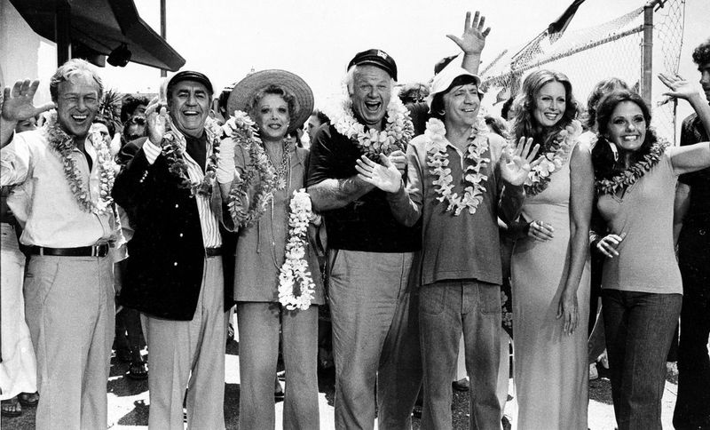 Το καστ του Gilligan’s Island, στις 2 Οκτωβρίου 1978. από αριστερά, ο Ράσελ Τζόνσον ως καθηγητής. Jim Backus ως Thurston Howell III. Natalie Schafer, ως κυρία Howell III. Ο Άλαν Χέιλ Τζούνιορ, ως κυβερνήτης. Bob Denver, ως Gilligan? Η Judith Baldwin αντικαθιστά το αρχικό μέλος του καστ, Tina Louise, ως Ginger, και η Dawn Wells, ως Mary Ann.