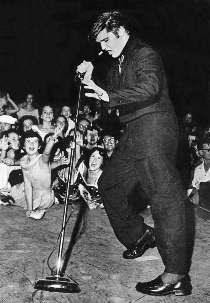 1956 m. liepos 4 d. naktį Elvis Presley koncertuoja 14 000 gerbėjų Russwood parke Memfyje. Robertas Williamsas / The Commercial Appeal, per AP / FILE