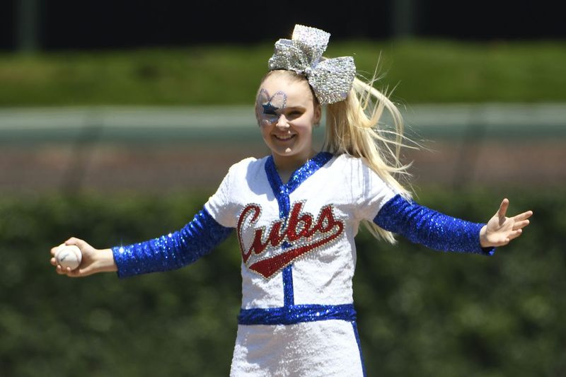 La chanteuse et personnalité de YouTube JoJo Siwa lance un premier lancer de cérémonie avant le match entre les Cubs de Chicago et les Cardinals de St. Louis, en 2019,