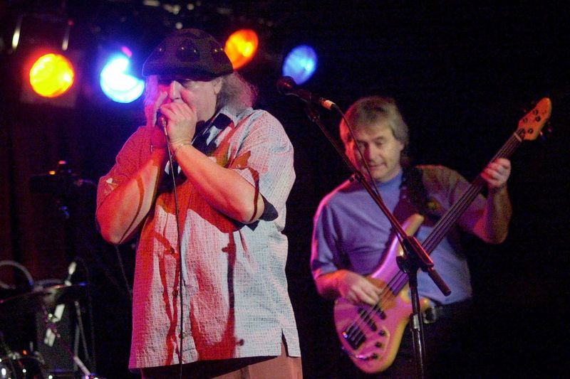 Den brittiske rock- och bluesgitarristen Peter Green, vänster, en grundare av Fleetwood Mac, uppträder med sitt eget band, Peter Greens Splinter Group, på B.B. King Blues Club & Grill lördagen den 7 april 2001 i New York. Gitarristen Peter Stroud är till höger. (AP Photo/Mark Lennihan)