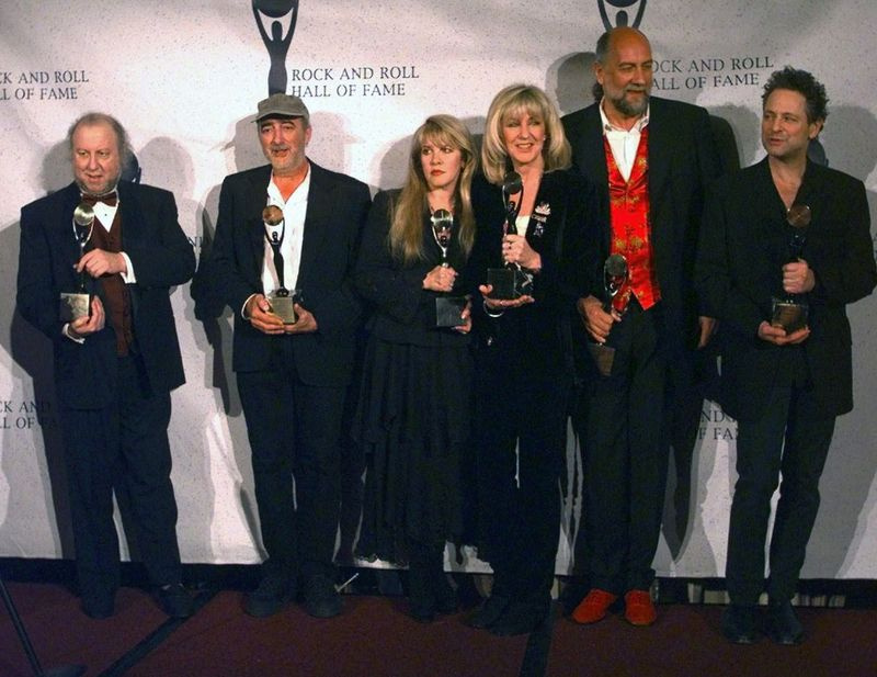 Medlemmar av Fleetwood Mac håller sina utmärkelser efter att gruppen valdes in i Rock and Roll Hall of Fame, i New York 1998. Från vänster: Peter Green, John McVie, Stevie Nicks, Christine McVie, Mick Fleetwood och Lindsey Buckingham.