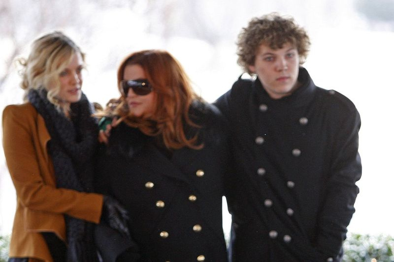 Benjamin Keough is afgebeeld met zijn moeder, Lisa Marie Presley (midden) en zijn zus Riley Keough, tijdens een ceremonie ter ere van Elvis Presley in 2010. Benjamin Keough stierf in juli en werd woensdag begraven in Graceland.