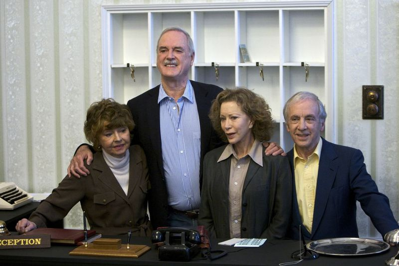 De cast van Fawlty Towers — Prunella Scales (van links), John Cleese, Connie Booth en Andrew Sachs — herenigd om de 30e verjaardag van de tv-show in 2009 te vieren.