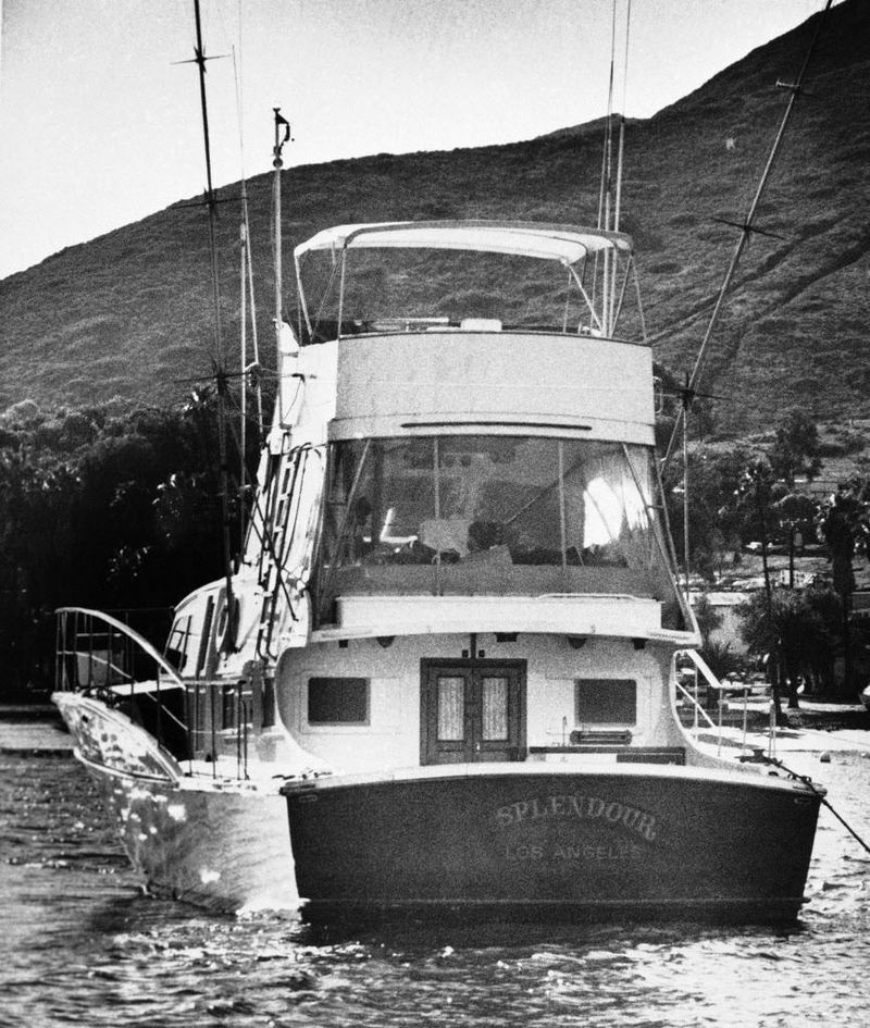 Dette arkivfoto den 29. november 1981 sidder den 55 fods store yacht Splendour, der tilhører skuespilleren Robert Wagner og hans kone, skuespillerinden Natalie Wood, i farvandet ved Avalon, Californien på Santa Catalina Island, tæt på hvor redningsfolk fandt liget af træ, en tilsyneladende drukning