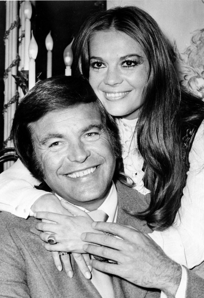 På dette arkivbillede fra 23. april 1972 poserer skuespilleren Robert Wagner og Natalie Wood på Dorchester Hotel i London, England. | AP fil foto
