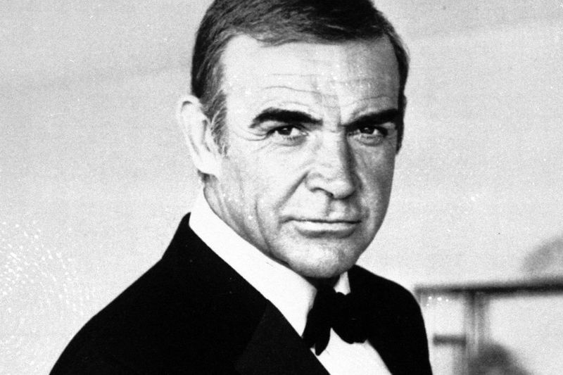 Sean Connery har hovedrollen som James Bond i Never Say Never Again. Den Oscar-vindende skuespiller er død i en alder af 90.