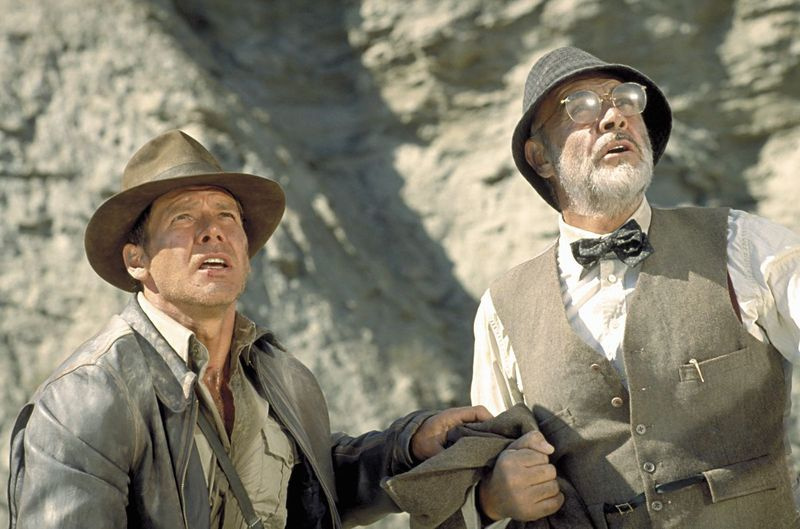 Indy (Harrison Ford) og hans far, professor Henry Jones Sr. (Sean Connery), for at få hjælp i deres søgen efter den hellige gral i Indiana Jones og det sidste korstog.