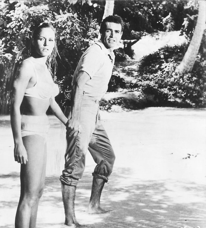 Sean Connery spillede hovedrollen som James Bond for første gang i 1962-filmen Dr. No, over for Ursula Andress, der spillede hovedrollen som Honey Rider, den første officielle Bond Girl.