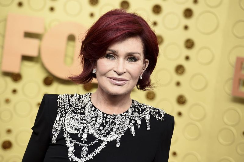 Sharon Osbourne atvyksta į 71-ąjį „Primetime Emmy“ apdovanojimų ceremoniją 2019 m. Los Andžele. CBS teigia, kad Sharon Osbourne daugiau nepasirodys savo dieninėje laidoje „The Talk“ po karštų diskusijų apie rasizmą eteryje anksčiau šį mėnesį.