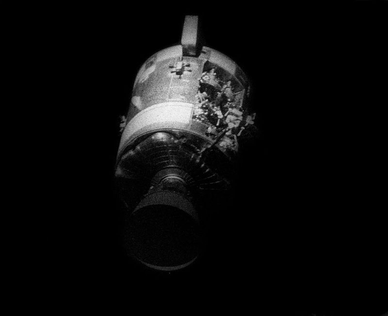 Cette photo du 17 avril 1970 mise à disposition par la NASA montre le module de service Apollo 13 gravement endommagé après sa séparation du module lunaire/module de commande. Un panneau entier du module de service a été emporté par l
