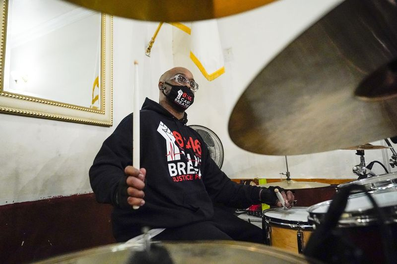 Terrence Floyd, bror til George Floyd, spiller på trommer sammen med andre kunstnere under en indspilningssession i New York i december 2020 til et album med protestsange.