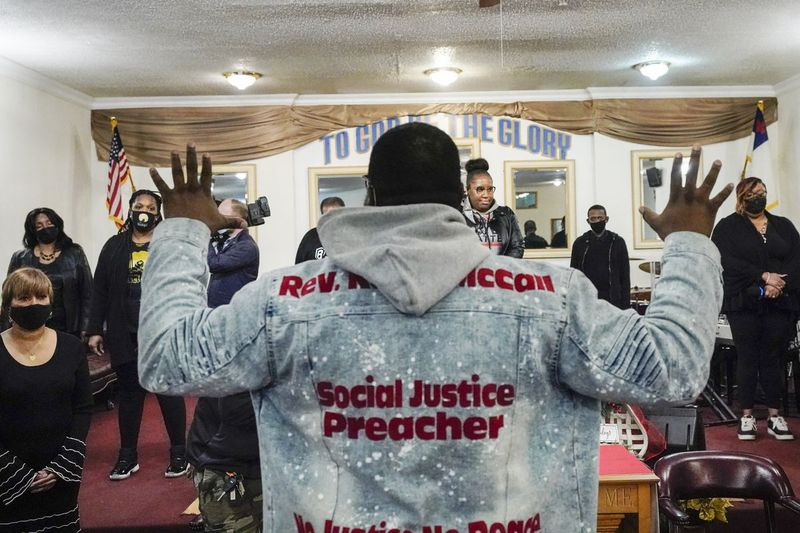 Præsten Kevin McCall leder en bøn før en indspilningssession til et album med protestsange. Et komplet album med sange er sat til udgivelse i maj, et år efter George Floyds død i hænderne på politiet i Minneapolis.