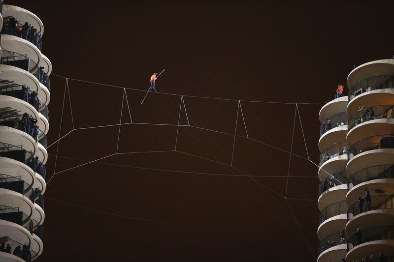 Depuis leur balcon, les résidents regardent le funambule Nik Wallenda marcher le long d