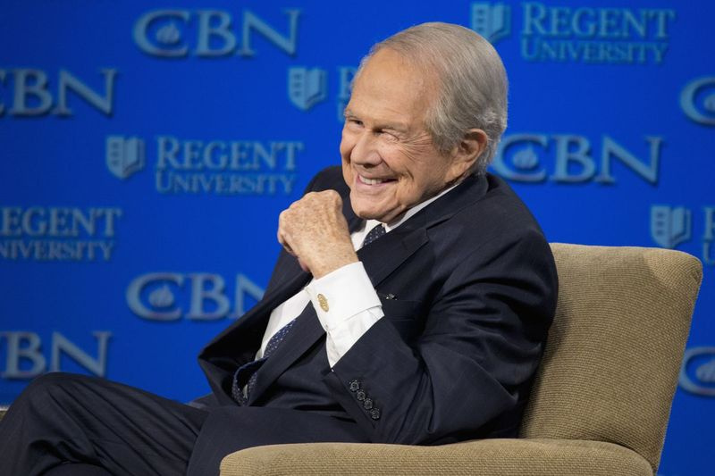 Rangkaian Penyiaran Kristian Pat Robertson mula disiarkan pada 1 Oktober 1961 selepas dia membeli stesen televisyen UHF yang muflis di Portsmouth, Virginia. The 700 Club memulakan pengeluaran pada tahun 1966.