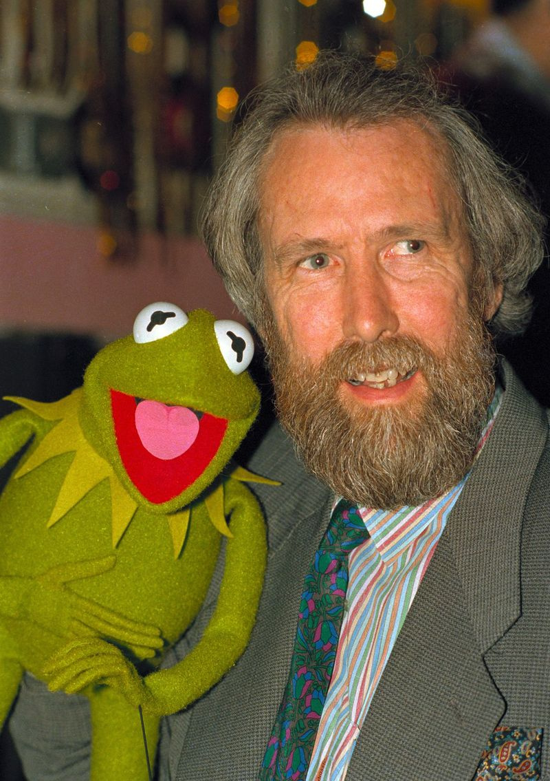 Jim Henson, créateur des Muppets, pose avec l