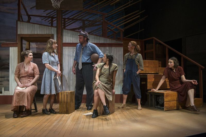 Angie Shriner (zleva), Abbey Smith, Joseph Wiens, Tina Munoz Pandya, Tracey Green a Christina Gorman ve hře Meg Miroshnik, The Tall Girls, v Shattered Globe Theatre. (Foto: Michael Brosilow)