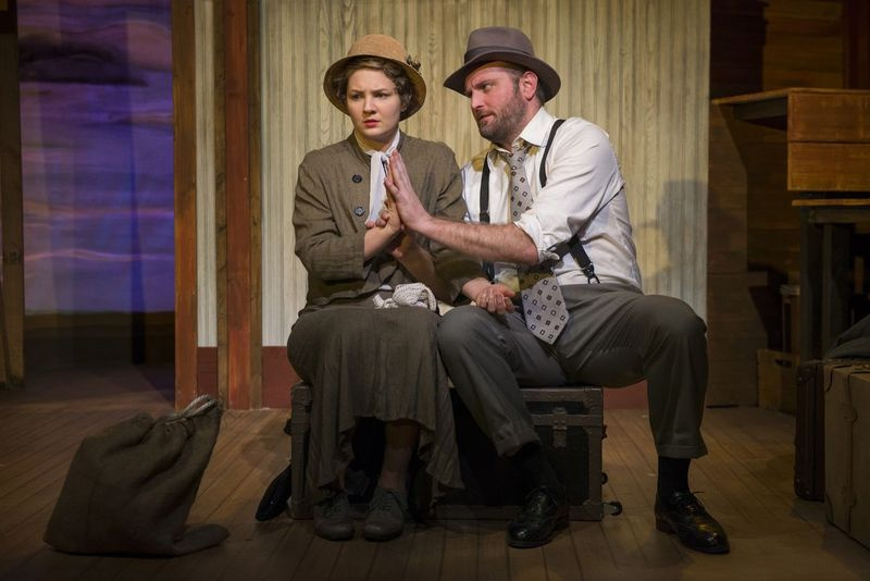 Angie Shriner hraje Jean a Joseph Wiens je Haunt Johnny ve hře Meg Miroshnik The Tall Girls v Shattered Globe Theatre. (Foto: Michael Brosilow)