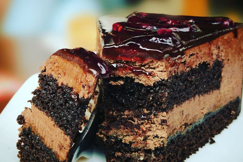 Pastel de chocolate en un plato