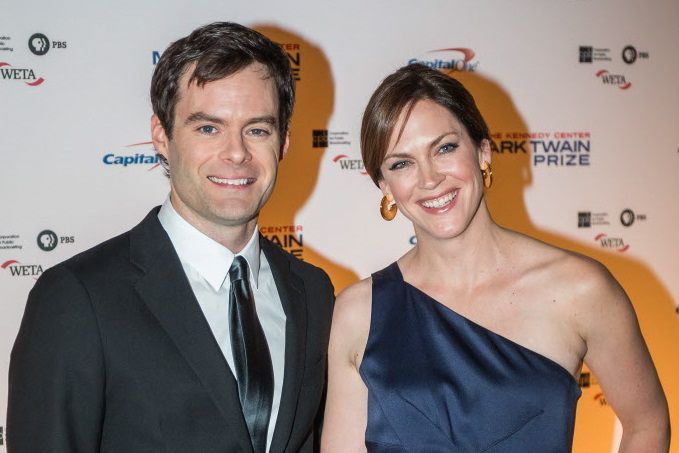 Skuespiller Bill Hader og instruktør Maggie Carey poserer til et portræt før det 19. årlige Mark Twain Award for American Humor-program til ære for Bill Murray på Kennedy Center den 19. oktober 2016 i Washington, DC. / AFP PHOTO / ZACH GIBSONZACH / Getty Images