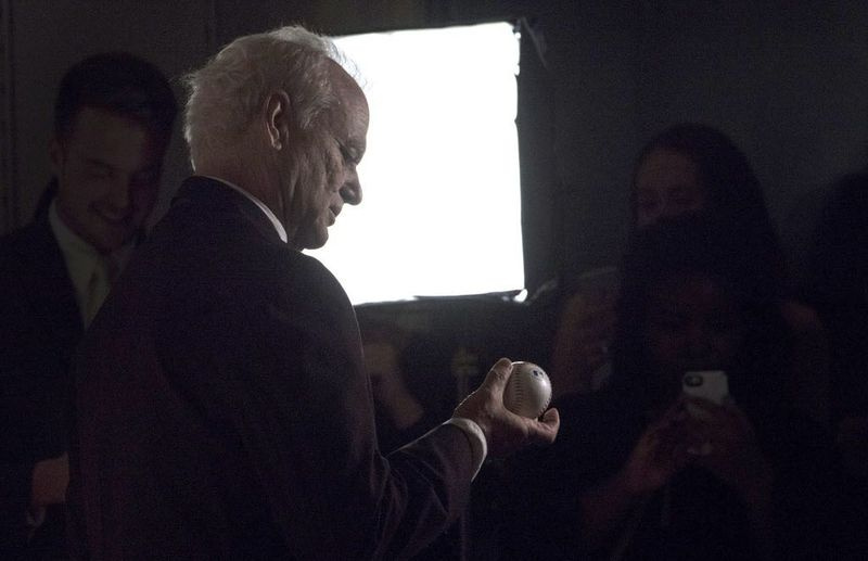 Måske som en hyldest til hans elskede World Series-bundne Chicago Cubs, holder Bill Murray en baseball, da han ankommer til Kennedy Center søndag aften. (Foto af Leigh Vogel/Getty Images)