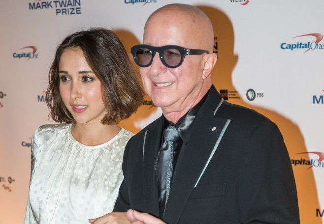 Musikeren Paul Shaffer og hans datter, Victoria Shaffer, poserer til et portræt før den 19. årlige Mark Twain Award for American Humor-program til ære for Bill Murray på Kennedy Center den 19. oktober 2016 i Washington, DC. / AFP FOTO / ZACH GIBSONZACH /