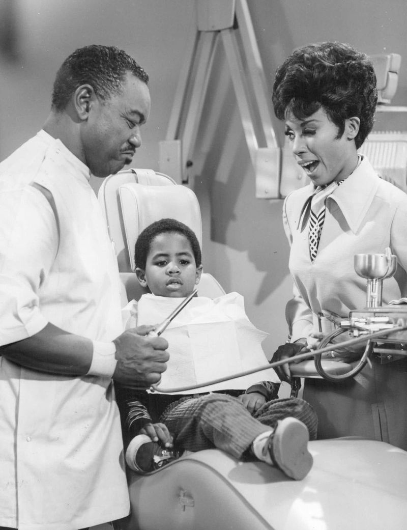 Julia (Diahann Carroll) et le Dr Brown (Roy Glenn, sr.) se signalent mutuellement qu