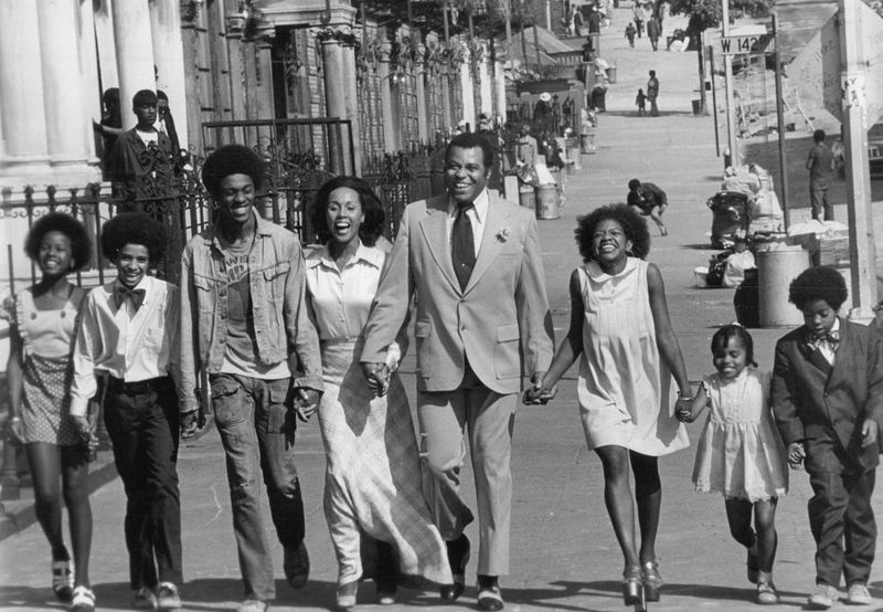 Claudine (Diahann Carroll, quatrième en partant de la gauche) et Roop (James Earl Jones, au centre) emmènent la famille se promener dans une scène du film Claudine.