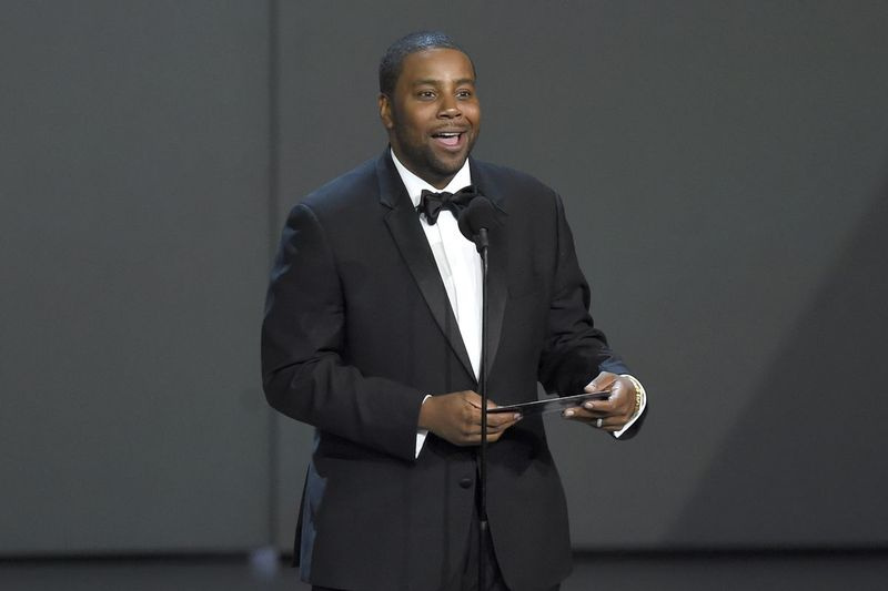 Kenan Thompson předává cenu za mimořádný dramatický seriál na 70. ročníku Primetime Emmy Awards v Microsoft Theatre v Los Angeles v roce 2018.