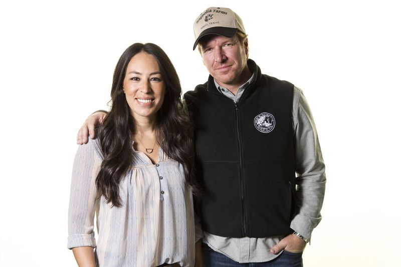 Joanna și Chip Gaines pozează pentru un portret în 2016 pentru a-și promova emisiunea de îmbunătățiri pentru locuințe, Fixer Upper, difuzată la acea vreme pe HGTV.