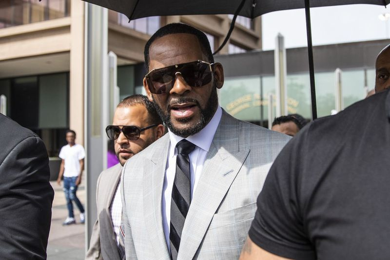 R. Kelly går med anhängare ut från Leighton Criminal Courthouse den 6 juni 2019.