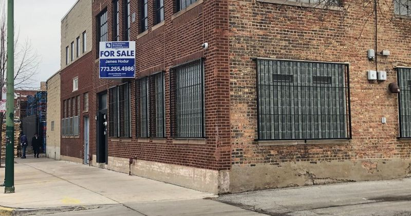 R. Kelly är skyldig pengar för påstådda reparationer och återhyra till ett lager som han använde som studio i Near West Side på 219 N. Justine.