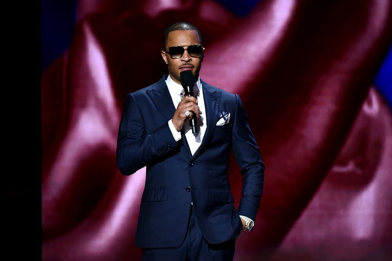 T.I. prend la parole sur scène lors de la 51e édition des NAACP Image Awards au Pasadena Civic Auditorium en février dernier.
