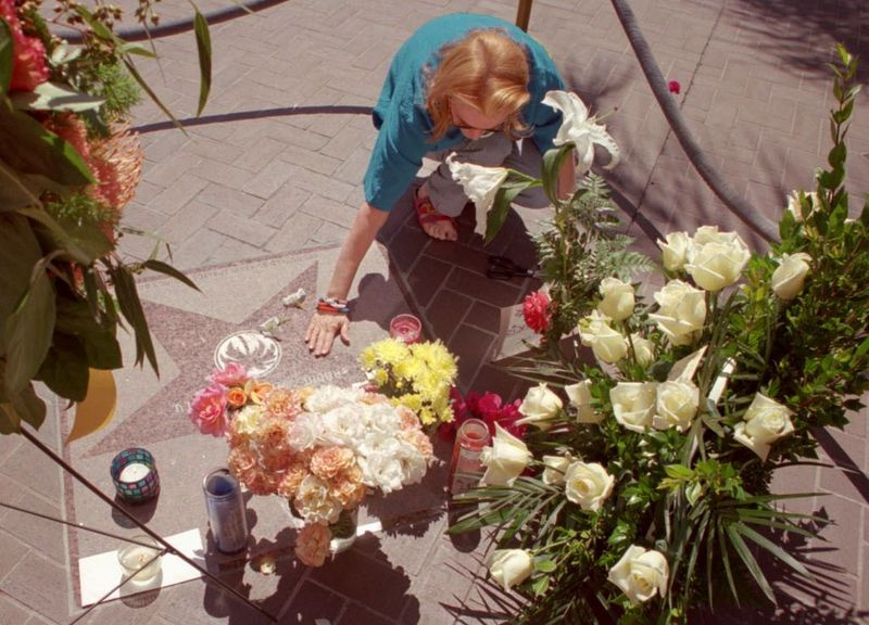 Dene Anton, de 55 años, de Palm Desert, California, se despide de la estrella de Frank Sinatra en el Paseo de las Estrellas de Palm Springs en Palm Springs, California, el viernes 15 de mayo de 1998. | Foto AP / The Desert Sun, Rodrigo Peña