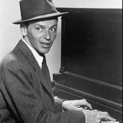Frank Sinatra aparece en un retrato publicitario de 1957. | AP Photo / Capitol Records