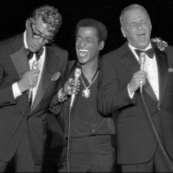 Dean Martin, Sammy Davis Jr. y Frank Sinatra en una reunión de recaudación de fondos en Santa Mónica, California, el 22 de mayo de 1978, en beneficio de una organización benéfica. | Archivos / Foto AP