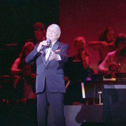 Frank Sinatra actuando en el Paramount Theatre en Aurora, 1993. | Archivo Sun-Times / Steven Buyansky